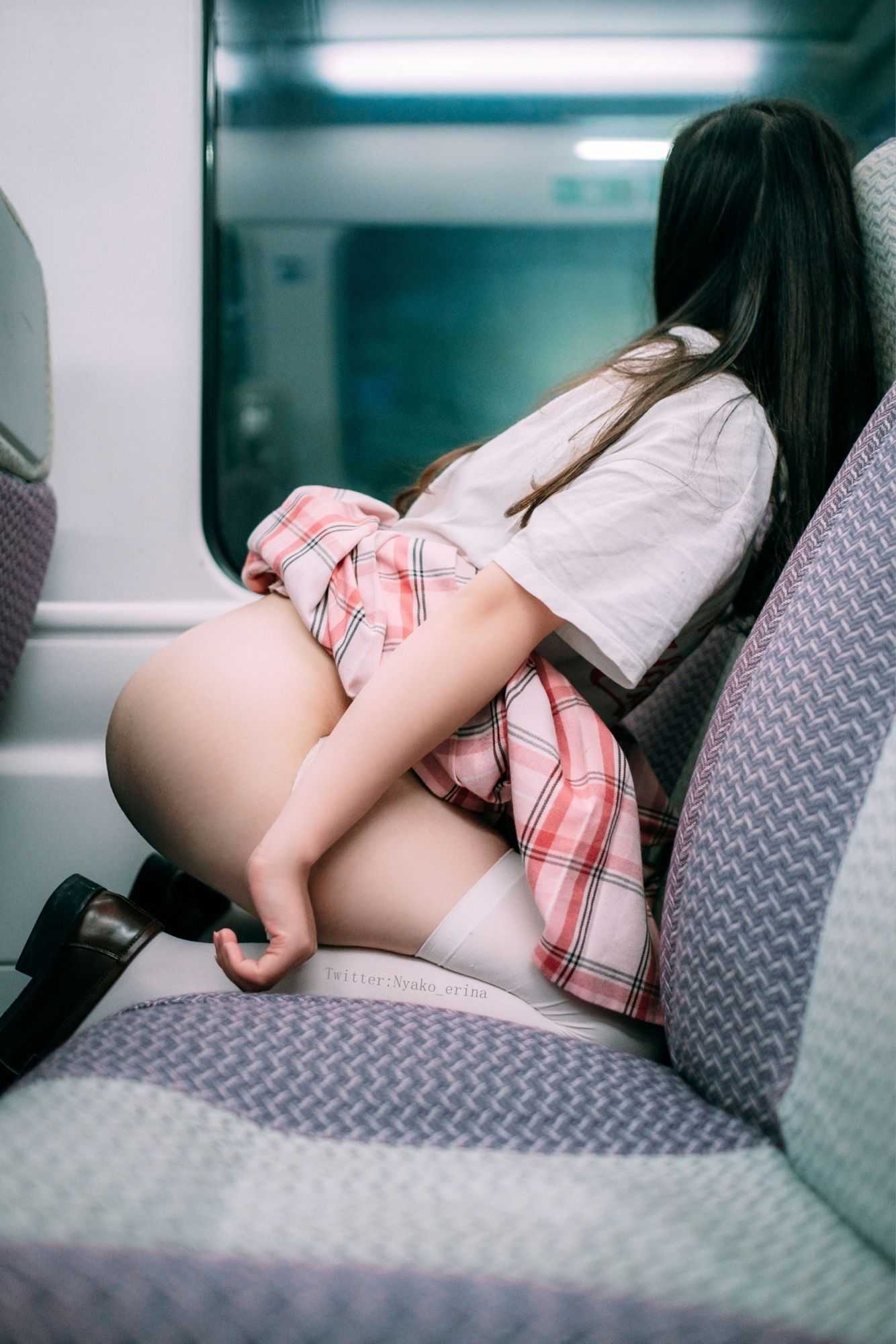 图库-[有喵酱] School girl in HK Train - (17P)